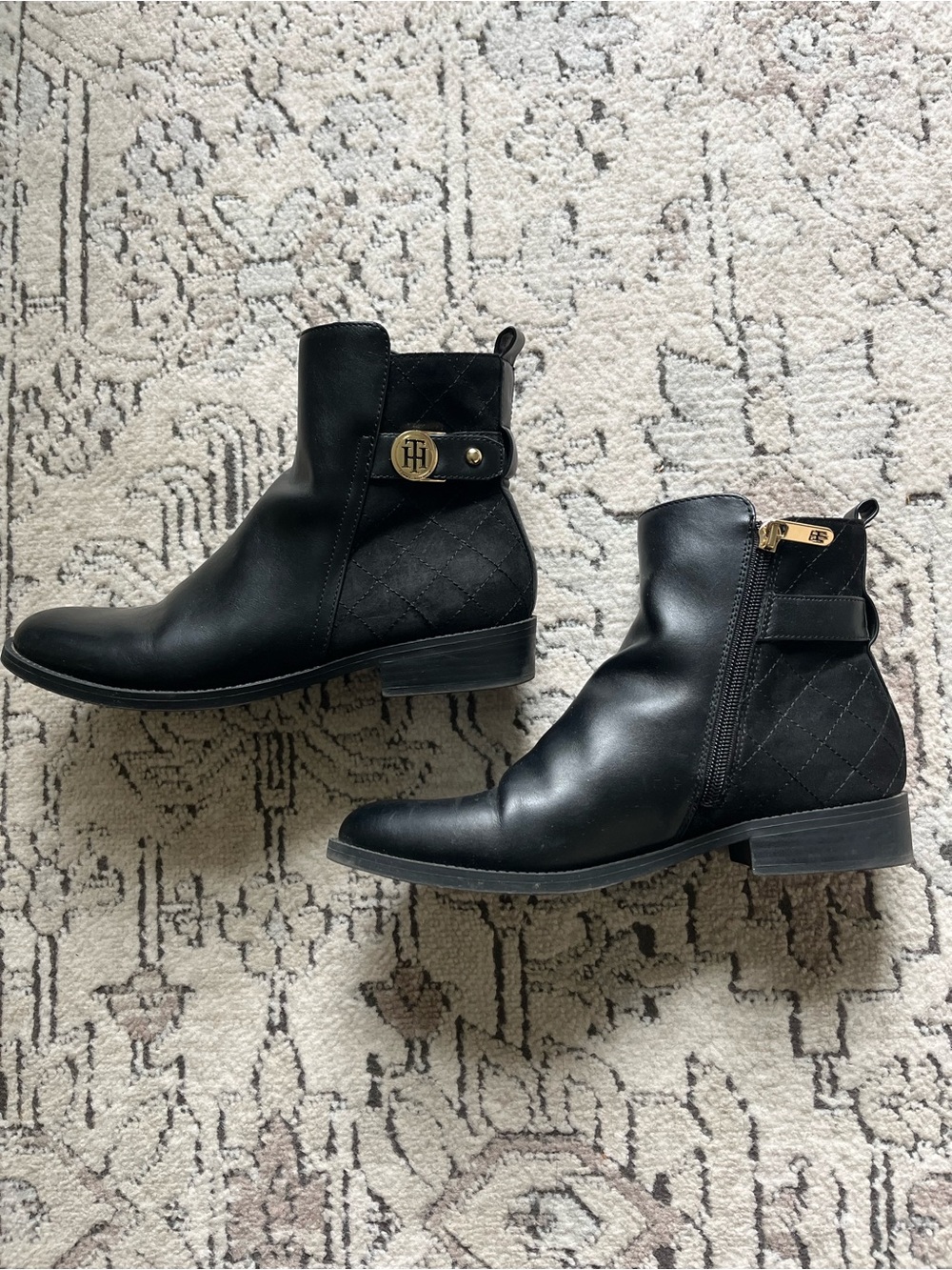 Tommy Hilfiger Black Vegan Leather & Suede Quilted Back Ankle Riding Boots 8